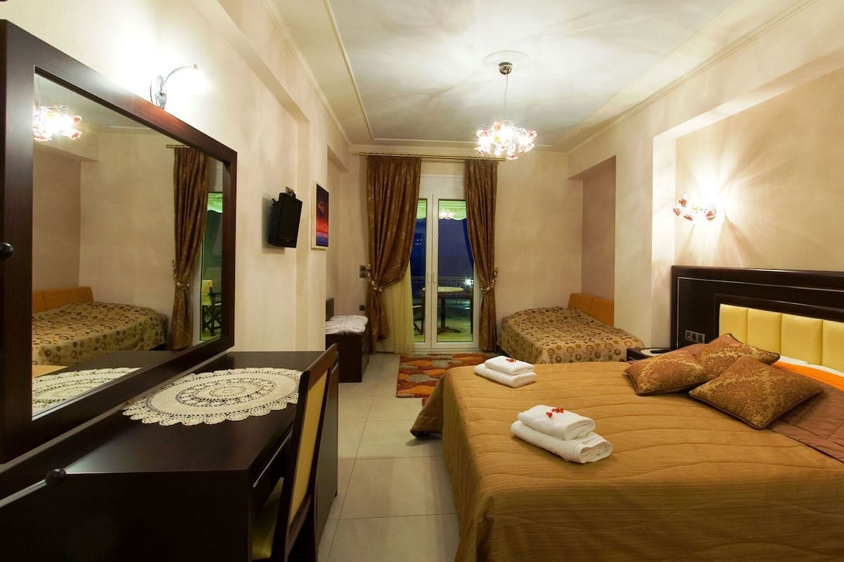 Desk, soundproofing, free cots/infant beds, free WiFi