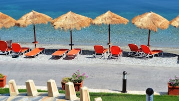 Am Strand, Liegestühle, Sonnenschirme, Angeln