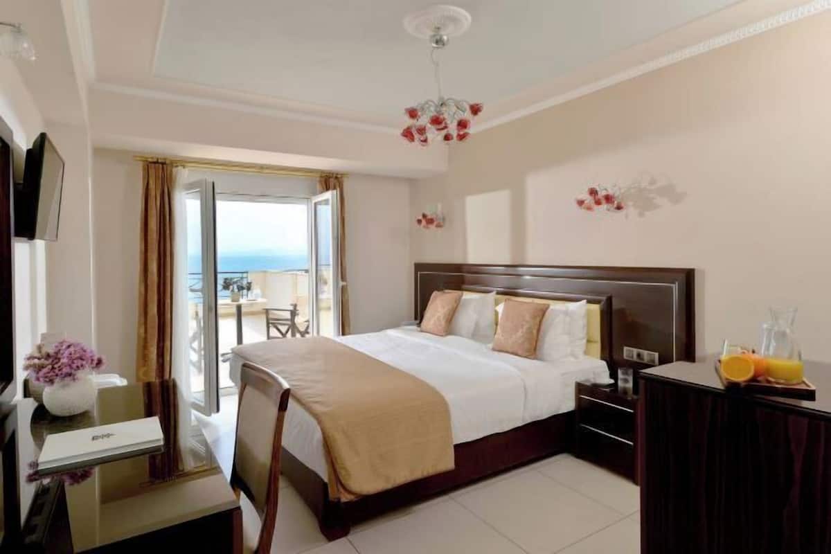 Desk, soundproofing, free cribs/infant beds, free WiFi