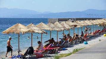 Am Strand, Liegestühle, Sonnenschirme, Angeln