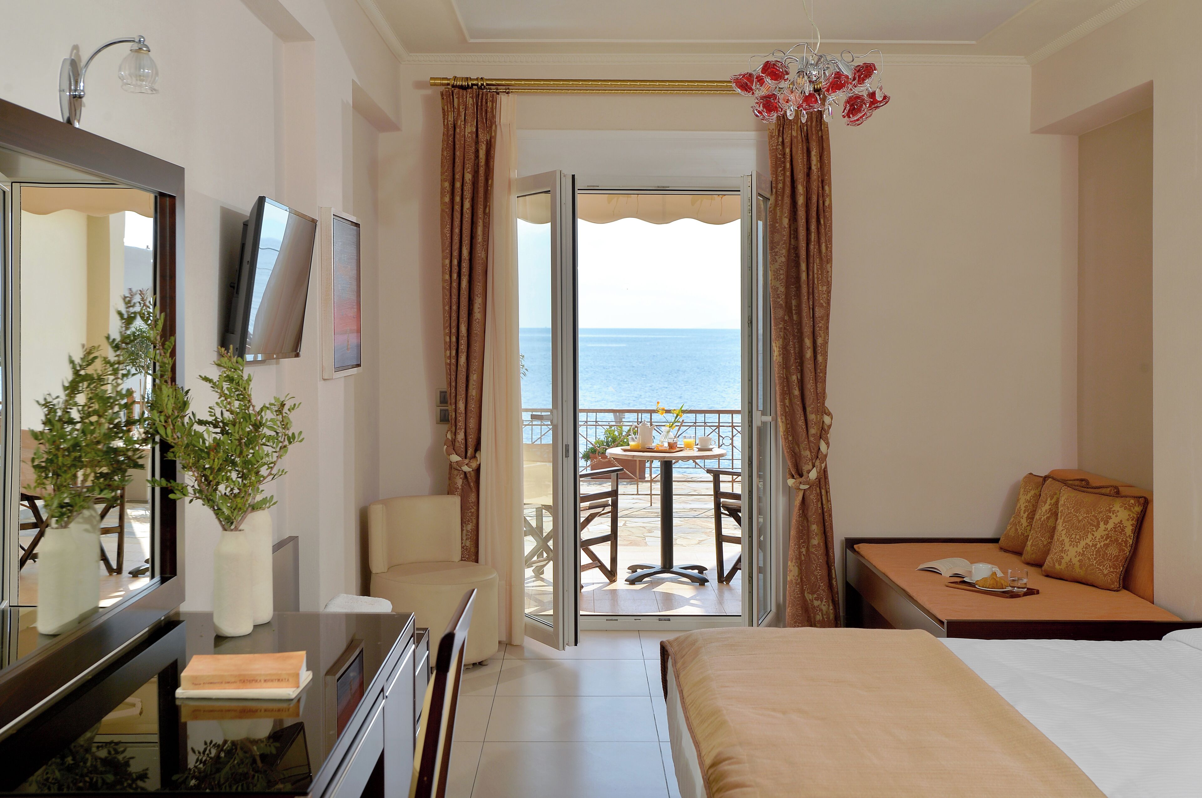 Quarto triplo superior, vista para o mar | Escrivaninha, quartos à prova de som, berços grátis, Wi-Fi de cortesia