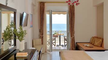 Quarto triplo superior, vista para o mar | Escrivaninha, quartos à prova de som, berços grátis, Wi-Fi de cortesia