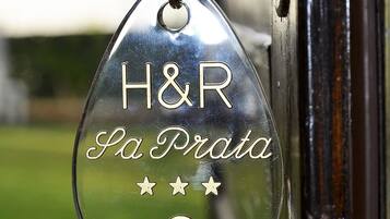 Un portachiavi metallico a forma di stella con la scritta "H&R Sa Prata" e il numero 6 inciso.