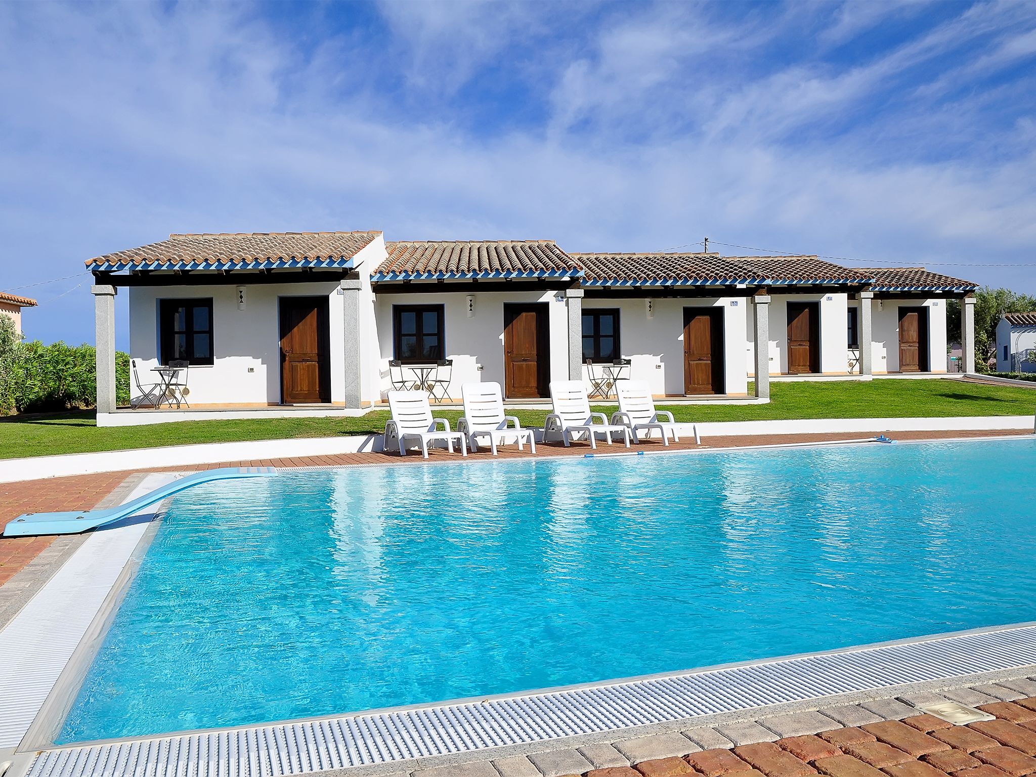 حمّام سباحة خارجي موسمي، مظلات على حمّام السباحة، مقاعد للتشمس