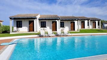 Piscina stagionale all'aperto, ombrelloni da piscina, lettini