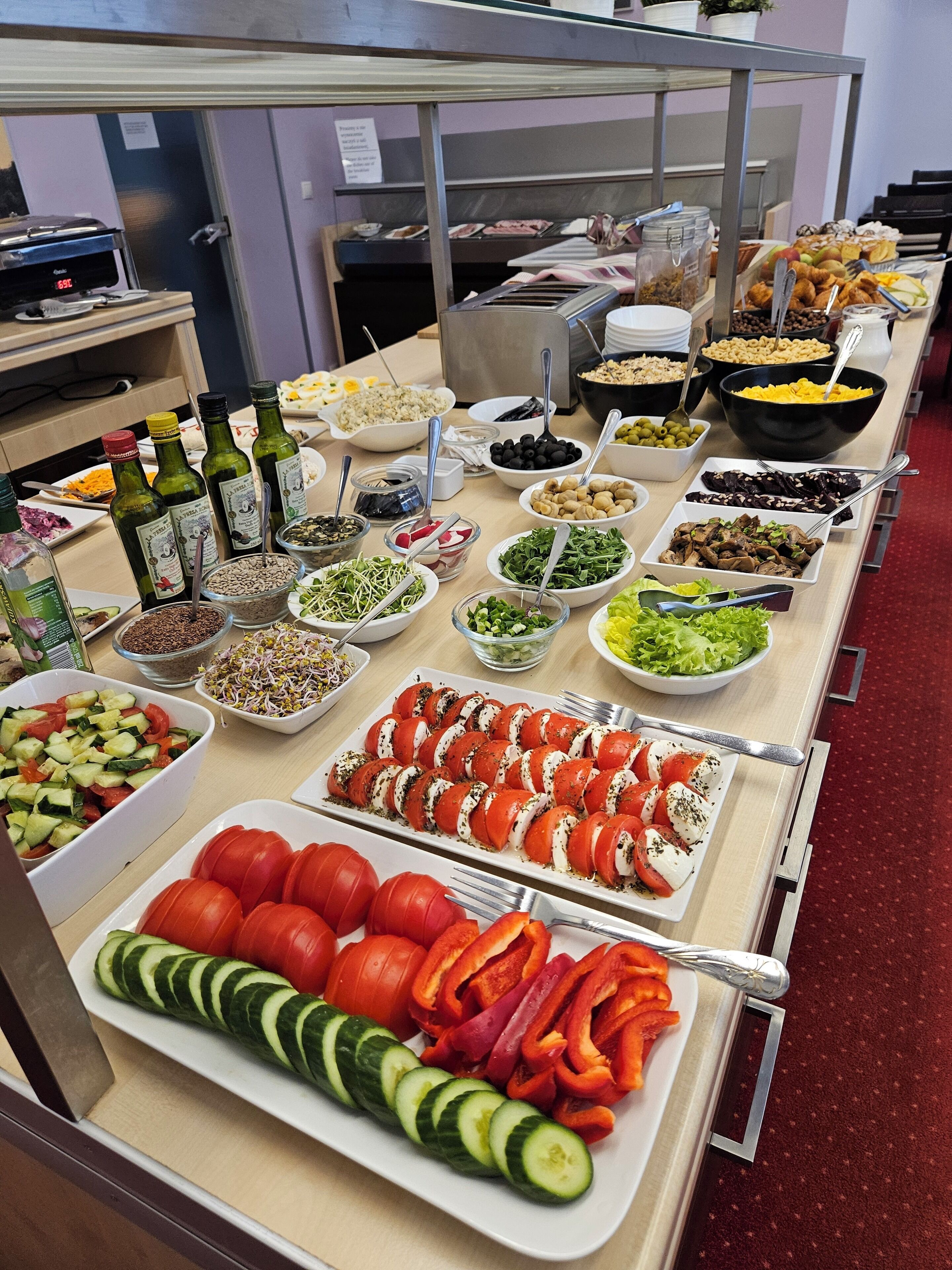 Daily buffet breakfast (PLN 60 per person)