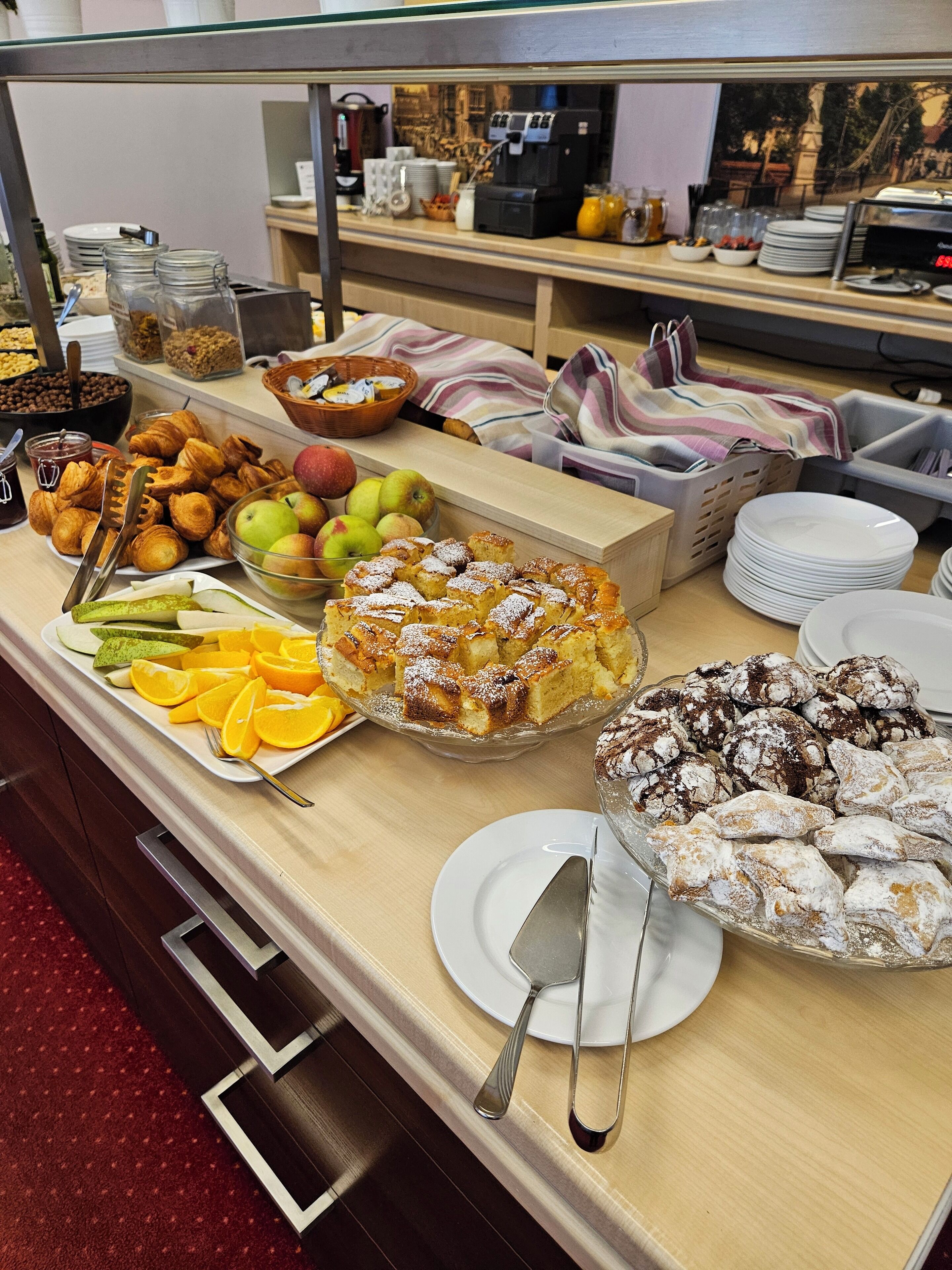 Daily buffet breakfast (PLN 60 per person)
