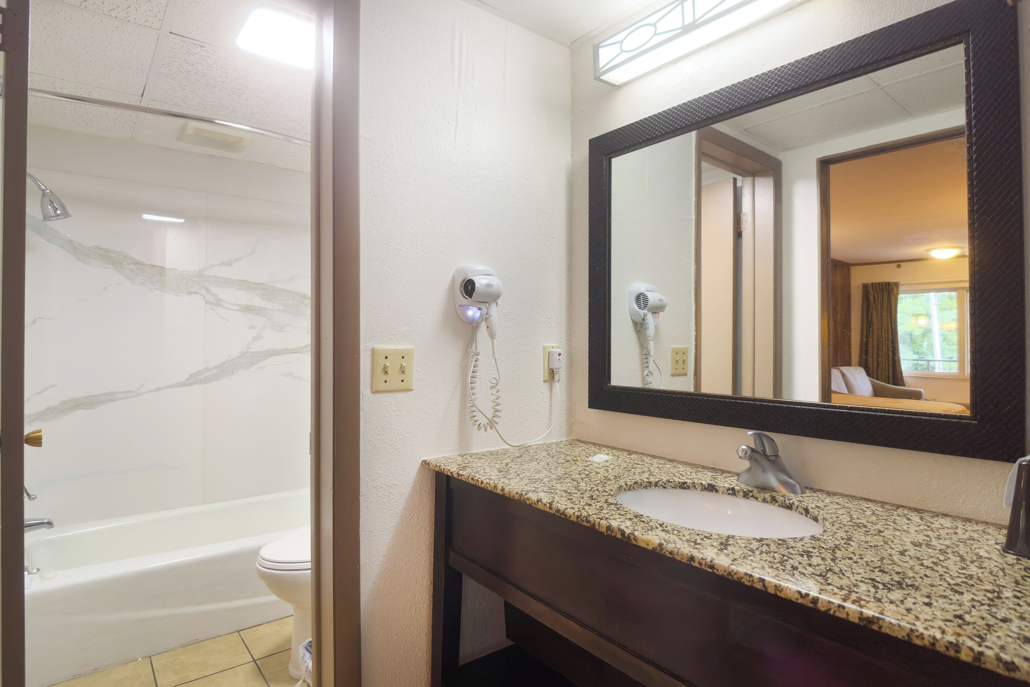 Chambre, 1 grand lit (River Front) | Salle de bain | Articles de toilette (gratuits), séchoir à cheveux, serviettes fournies
