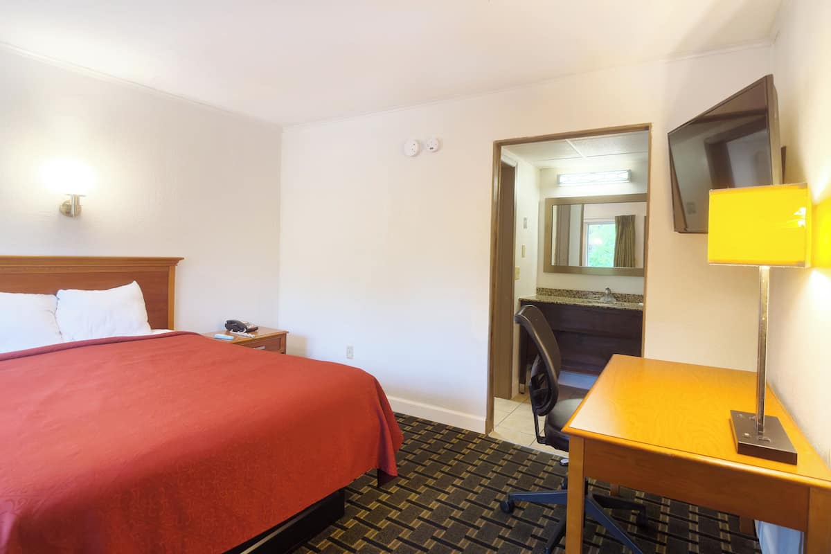Quarto, 1 cama King | Escrivaninha, ferros/tábuas de passar roupa, Wi-Fi de cortesia