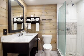 Camera, 1 letto king | Bagno | Set di cortesia gratuito, asciugacapelli, asciugamani