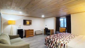 Room, 1 King Bed | Desk, iron/ironing board, free WiFi, bed sheets