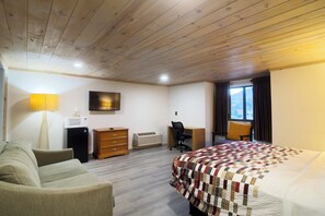 Camera, 1 letto king | Una scrivania, ferro/asse da stiro, Wi-Fi gratuito, lenzuola