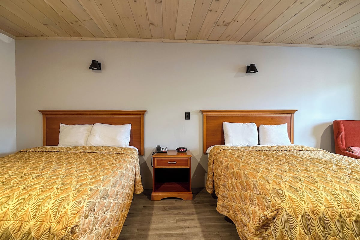 Quarto, 2 camas Queen, vista para o rio | Escrivaninha, ferros/tábuas de passar roupa, Wi-Fi de cortesia