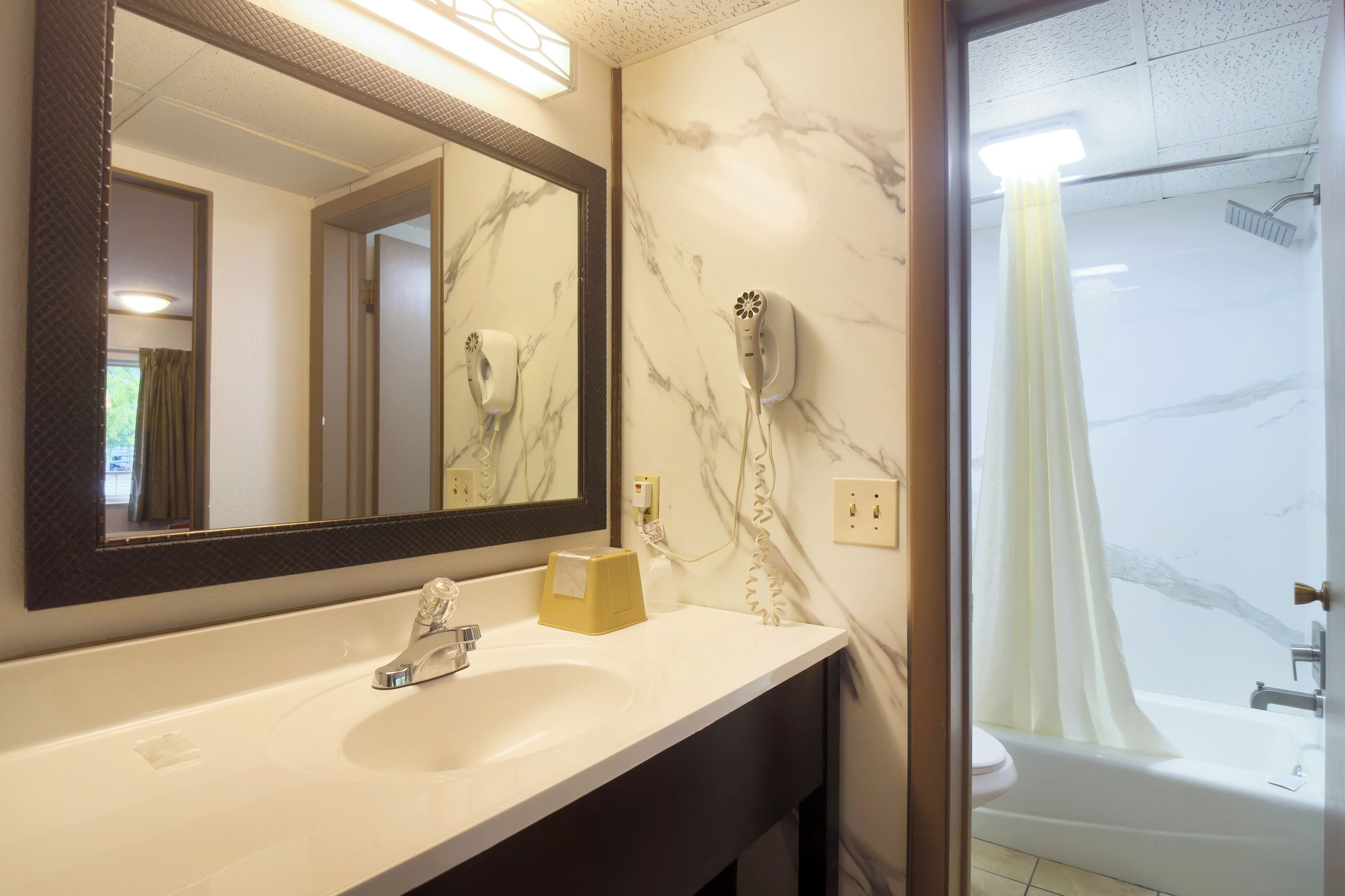 Artículos de tocador gratuitos, secador de pelo, toallas