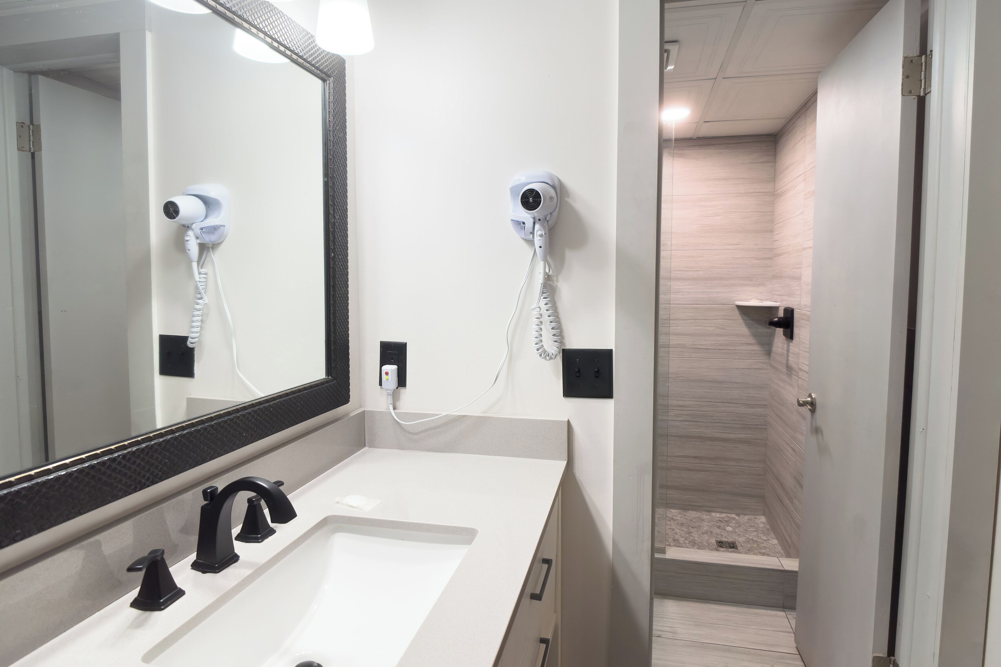 Habitación, 2 camas de matrimonio, vistas al río | Baño | Artículos de higiene personal gratuitos, secador de pelo y toallas