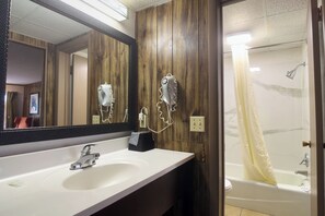 Room, 2 Queen Beds, Pool View | Bathroom | Free toiletries, hair dryer, towels - Tennessee Mountain Lodge Riverside by OYO (Pigeon Forge)