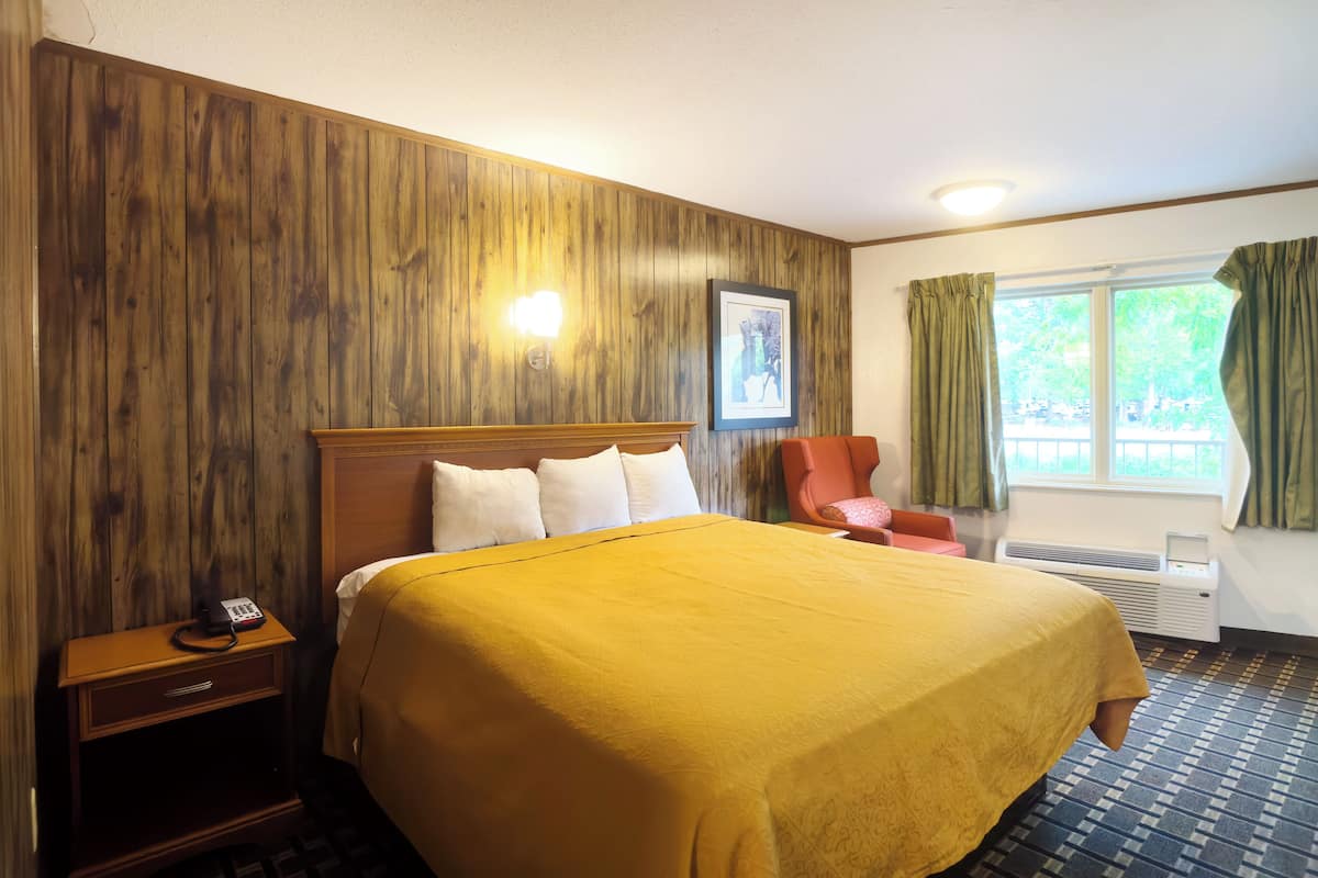 Chambre, 1 très grand lit, vue fleuve