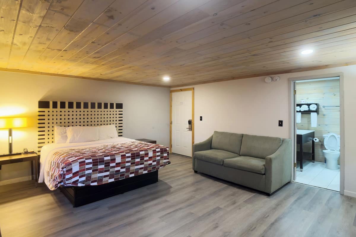 Quarto, 1 cama King (with Riverfront) | Escrivaninha, ferros/tábuas de passar roupa, Wi-Fi de cortesia