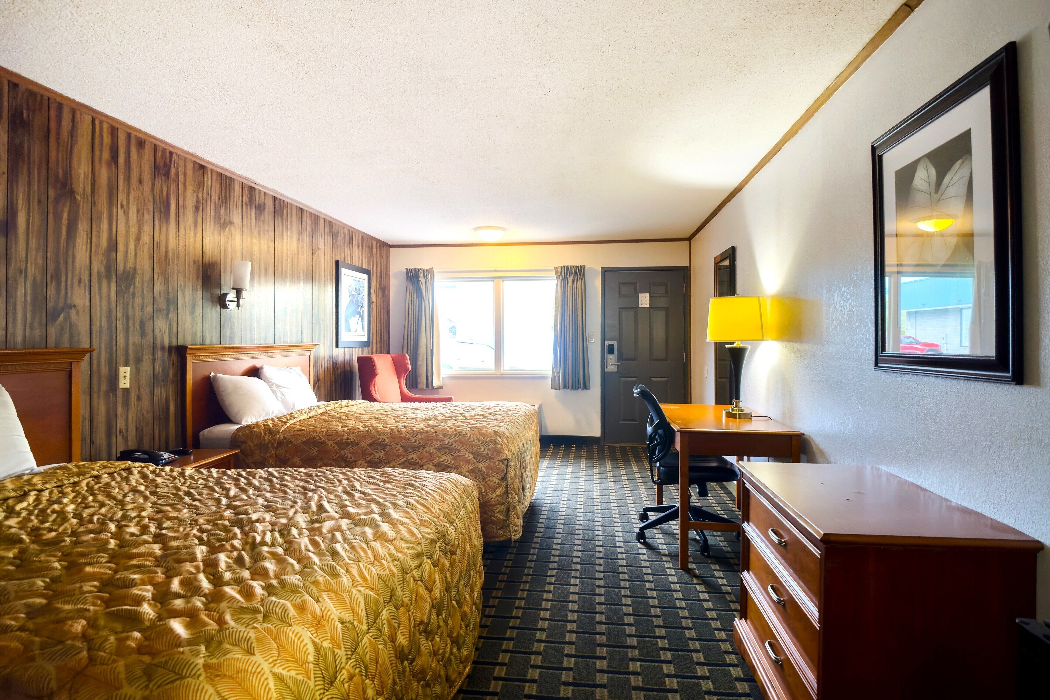 Escritorio, tabla de planchar con plancha, wifi gratis y ropa de cama 