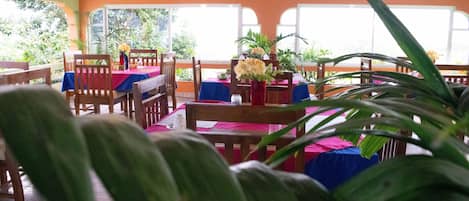 Desayuno completo entre semana (USD 8 por persona)