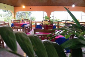 Full breakfast on weekdays (USD 8 per person) - Mandeview Hotel (Mandeville)