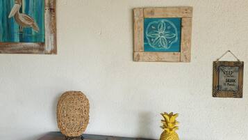 Een rustieke houten kast met meerdere lades, een geweven mand en een ananas decoratie.
