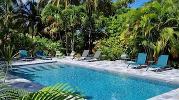 Piscine extérieure, chaises longues