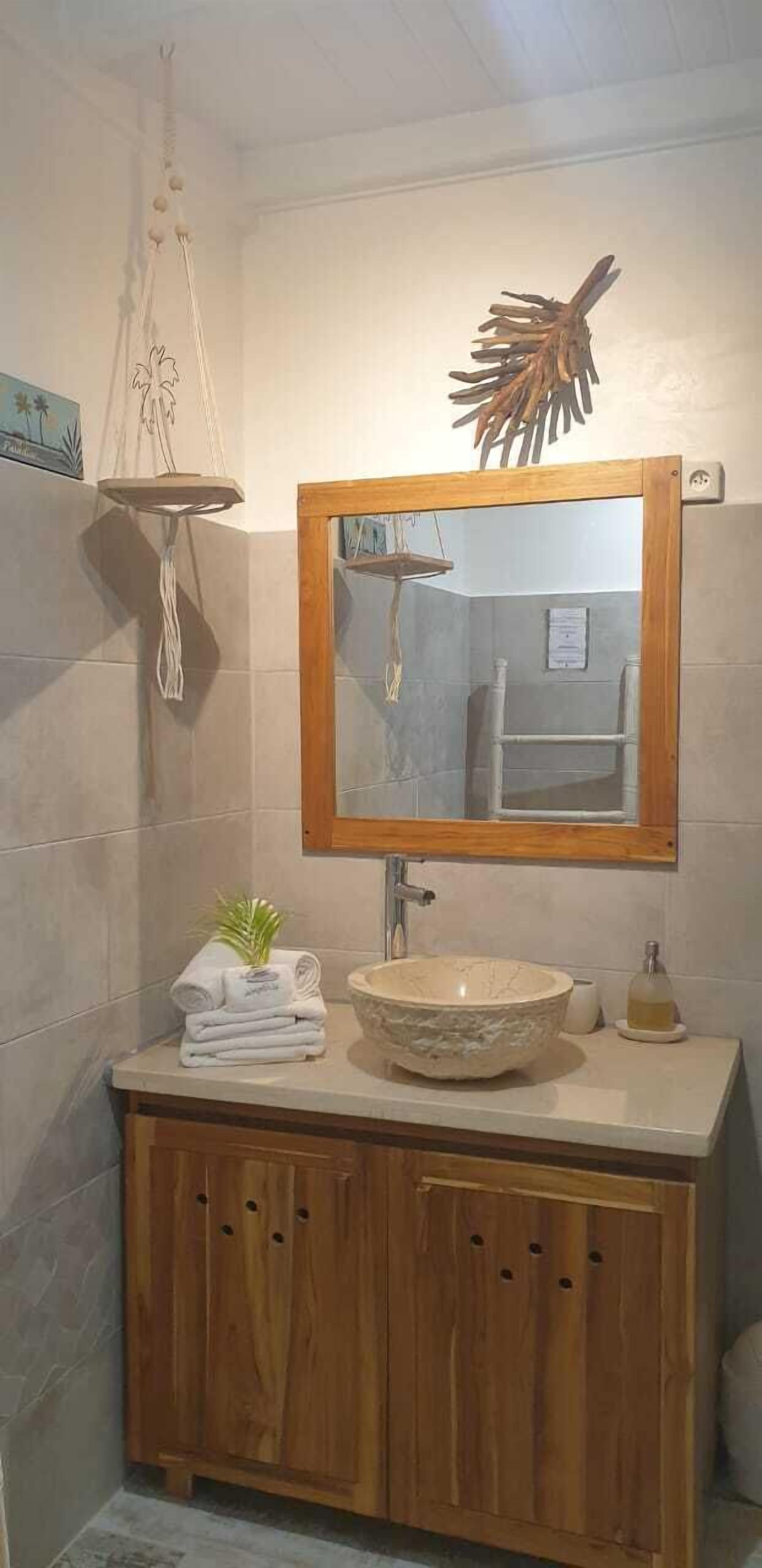 classic duplex, garden area | bathroom | shower, free toiletries, hair dryer, bidet