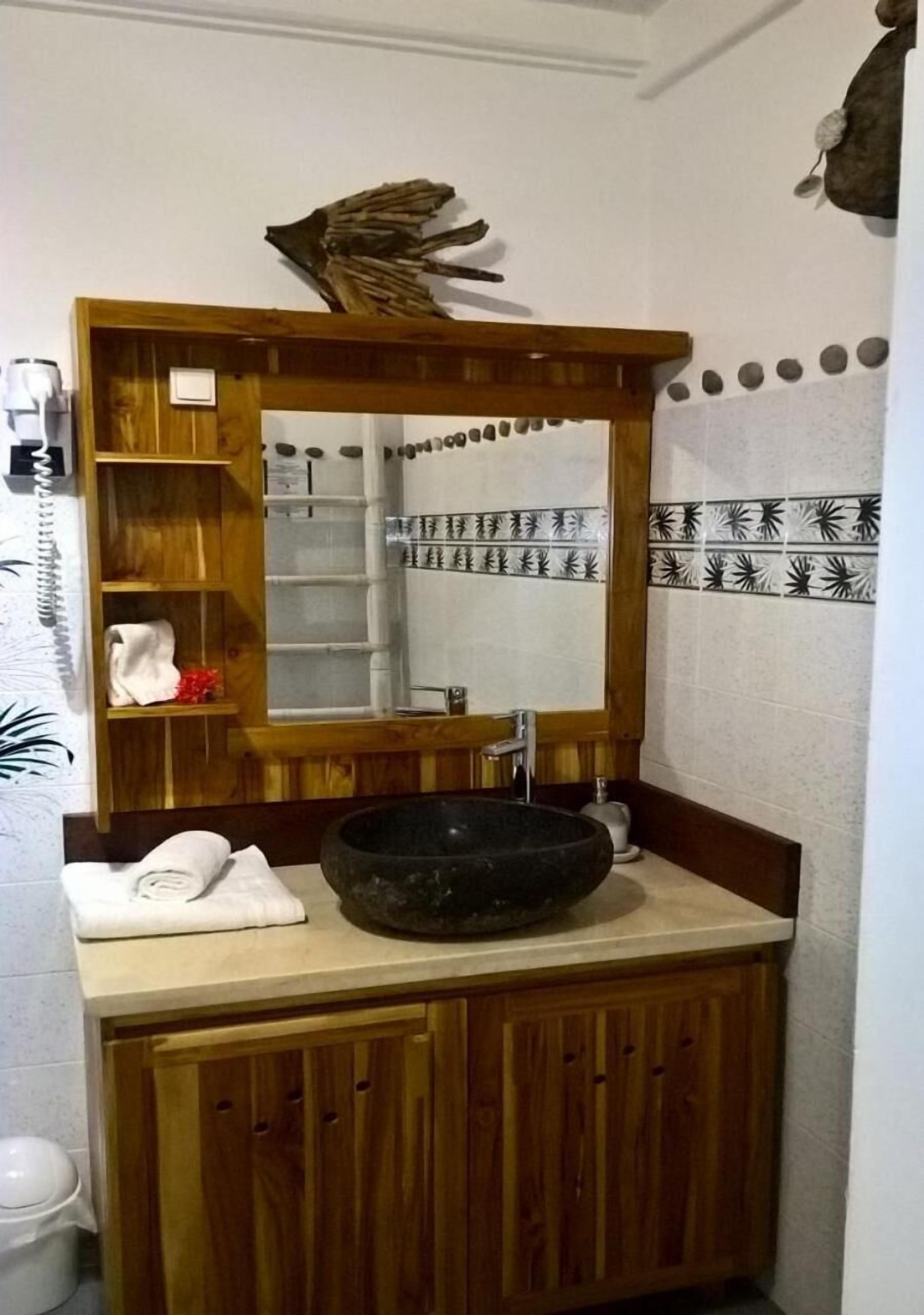 shower, free toiletries, hair dryer, bidet