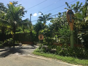 Vista frontal de la propiedad