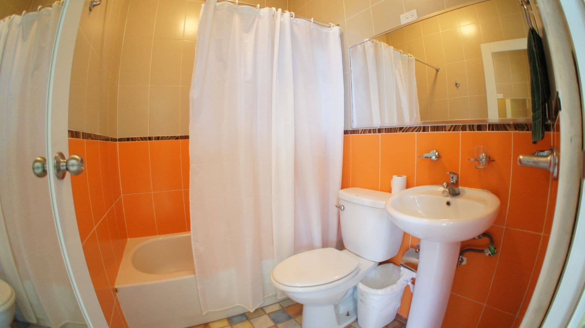 basic studio | bathroom | combined shower/bathtub, towels
