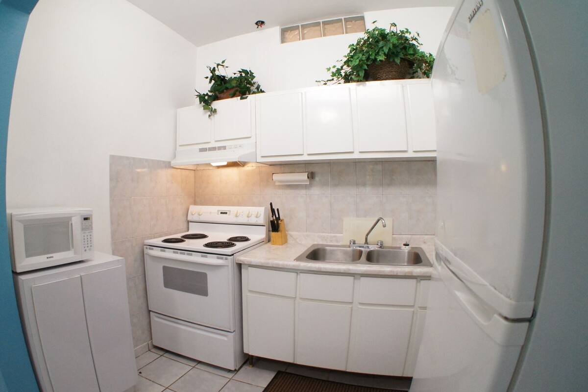 fridge, microwave, stovetop, cookware/dishes/utensils