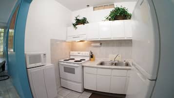 Refrigerador, microondas, parrilla de estufa y utensilios de cocina