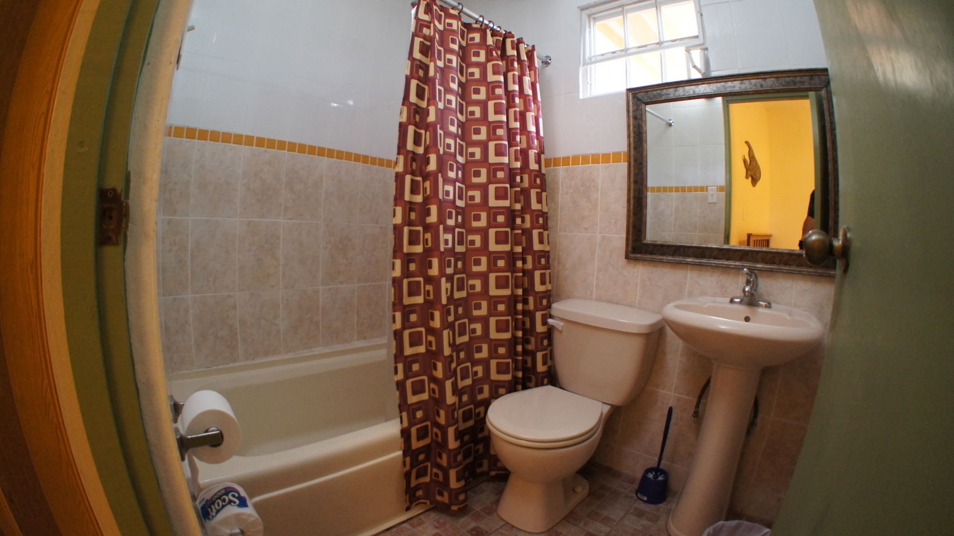 deluxe studio suite, annex building | bathroom | combined shower/bathtub, towels