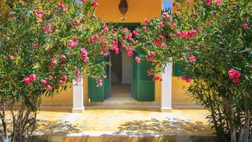 Suite Familiale, vue jardin, cÎté jardin | Terrasse/Patio