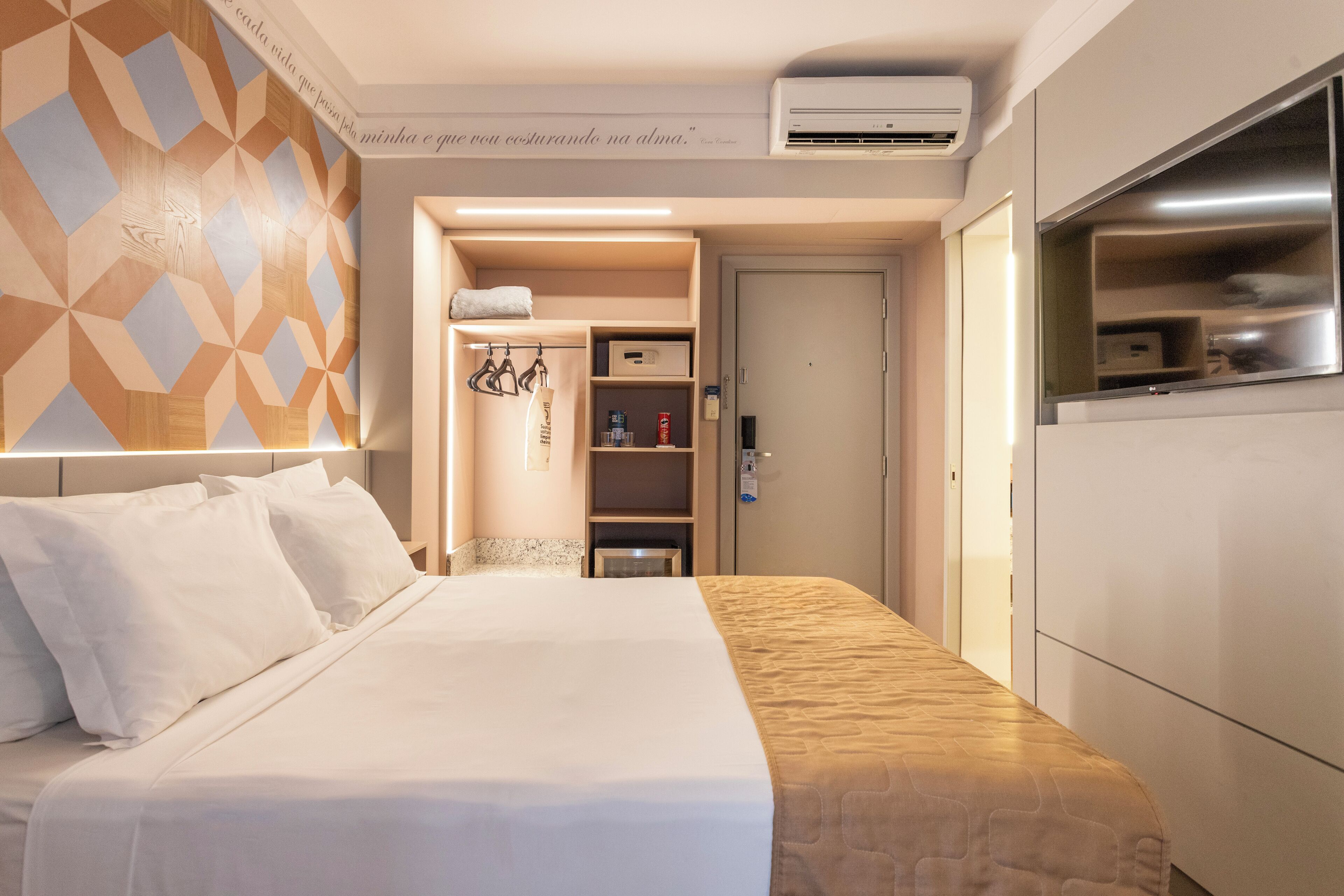 Frigobar, cofres nos quartos, escrivaninha, cortinas blackout