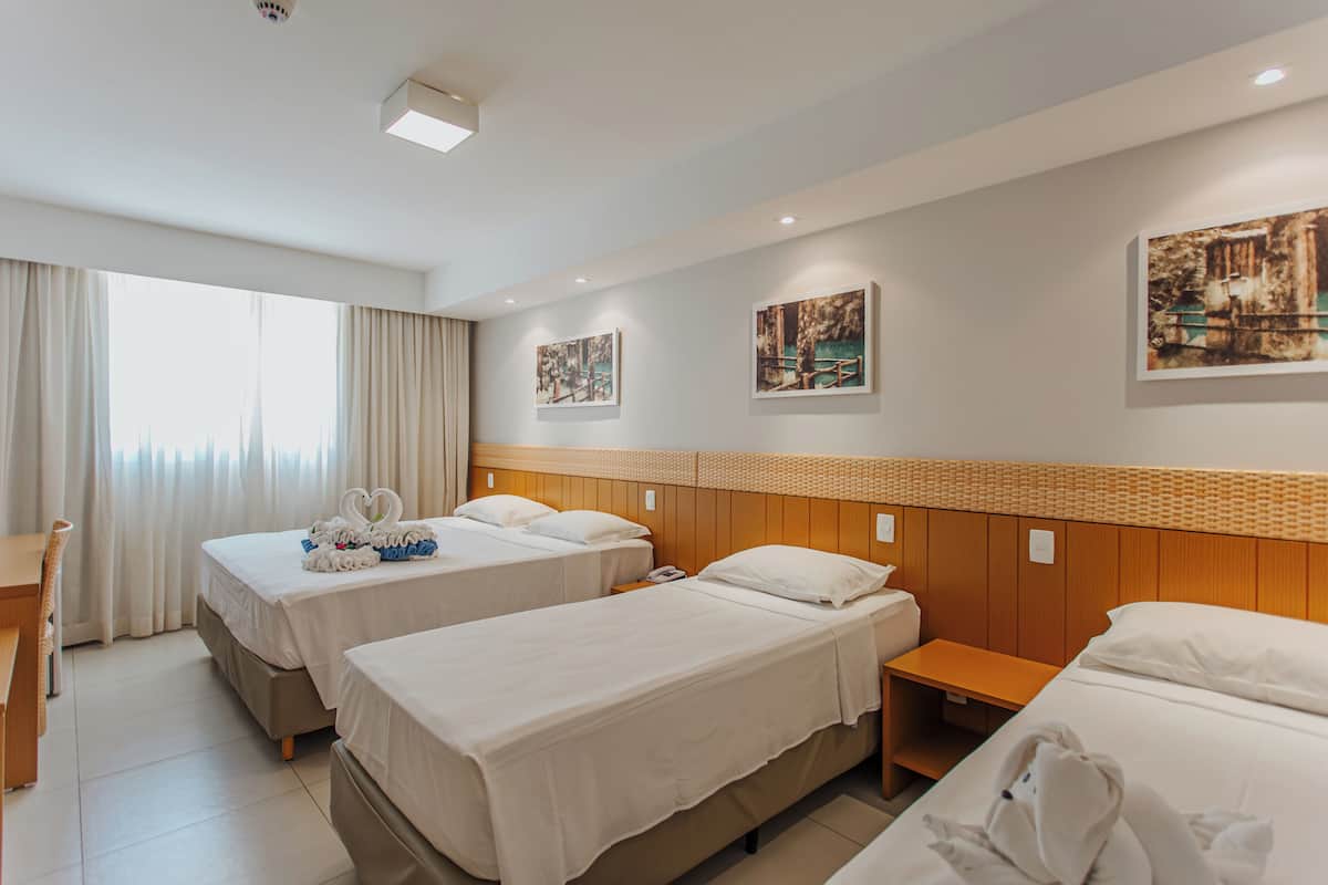 Apartamento Superior Família | Minibar, in-room safe, desk, blackout drapes