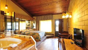 Chambre romantique, 1 grand lit, baignoire à jets, vue sur la cour intérieure | Bureau, fer et planche à repasser, lit de bébé (supplément)