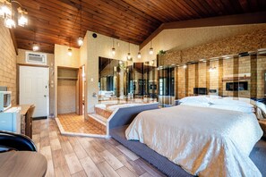 Kamar Romantis, 1 Tempat Tidur Queen, jet tub, pemandangan halaman | Meja kerja, setrika/meja setrika, dan tempat tidur bayi (biaya tambahan)