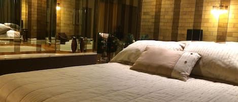 Chambre Romantique, 1 grand lit, bain à remous, vue cour intérieure