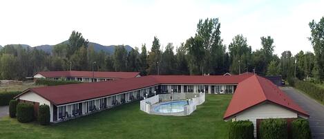 Un motel comprenant plusieurs chambres, une piscine et situé dans un cadre montagneux.