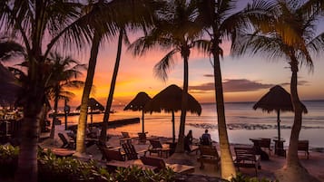 Privat strand, vit sandstrand, solstolar och strandhanddukar