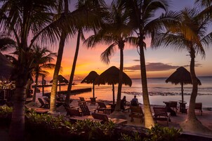 Einkaströnd, hvítur sandur, sólbekkir, strandhandklæði