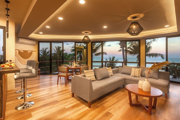 Suite panoramique, 2 chambres, vue sur la mer, en face de la plage | Aire de séjour