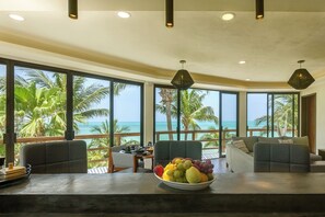 Suite panorámica, 2 habitaciones, vista al mar, frente al mar | Área de sala de estar