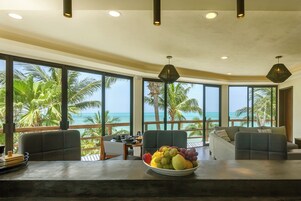 全景套房, 2 间卧室, 海景, 海滨 | 起居区