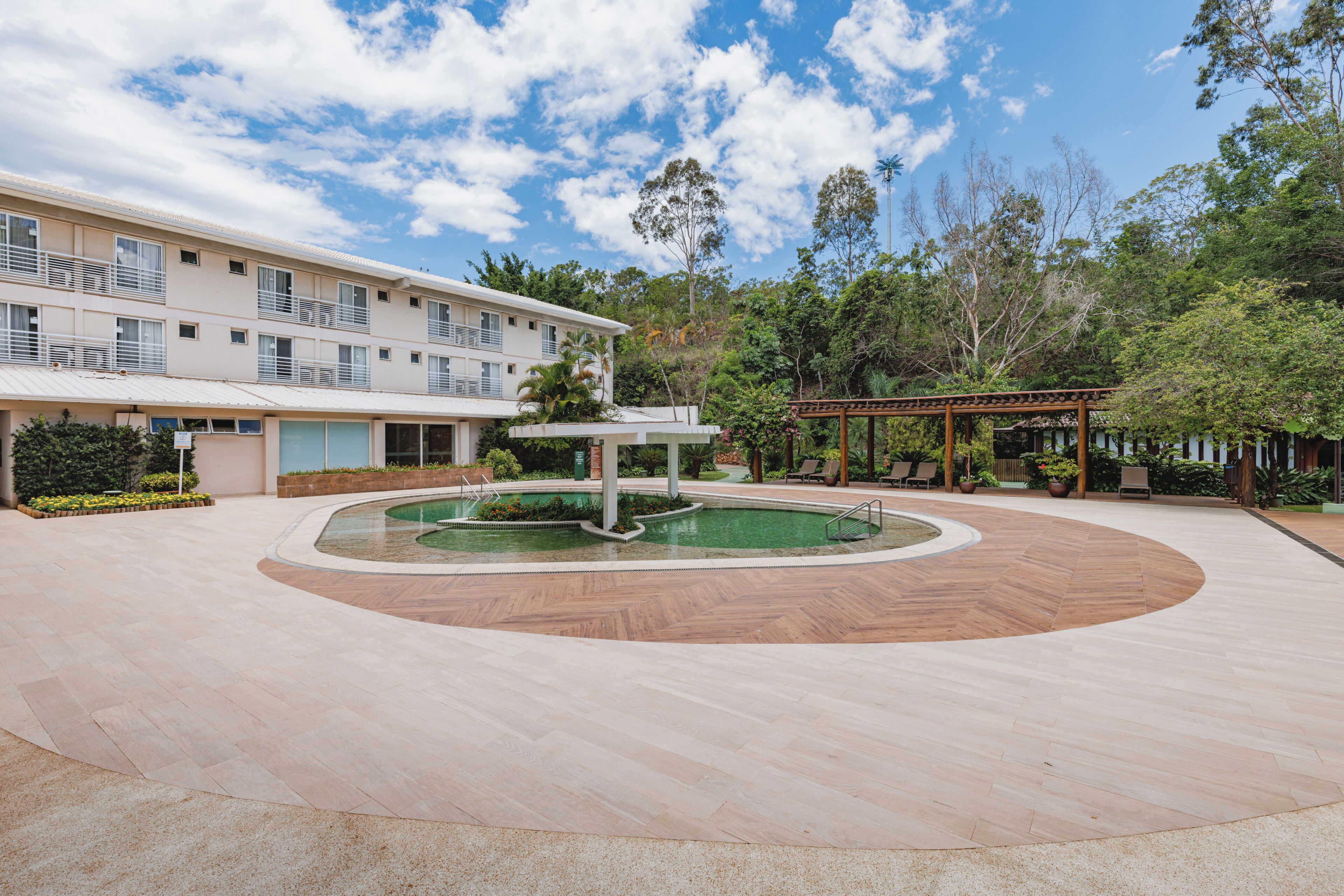 2 outdoor pools, free pool cabanas, pool umbrellas