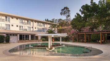 2 outdoor pools, free pool cabanas, pool umbrellas