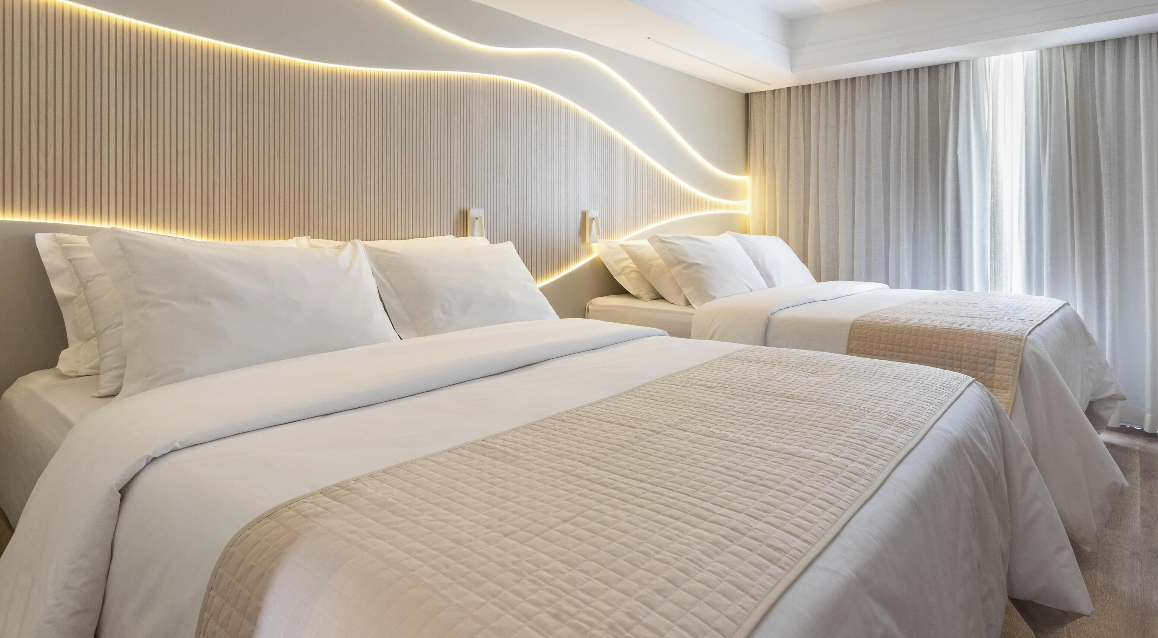 Apartamento Master Familia | Frigobar, cofres nos quartos, escrivaninha, cortinas blackout