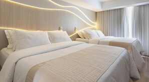 Familierom | Minibar, safe på rommet, skrivebord og blendingsgardiner